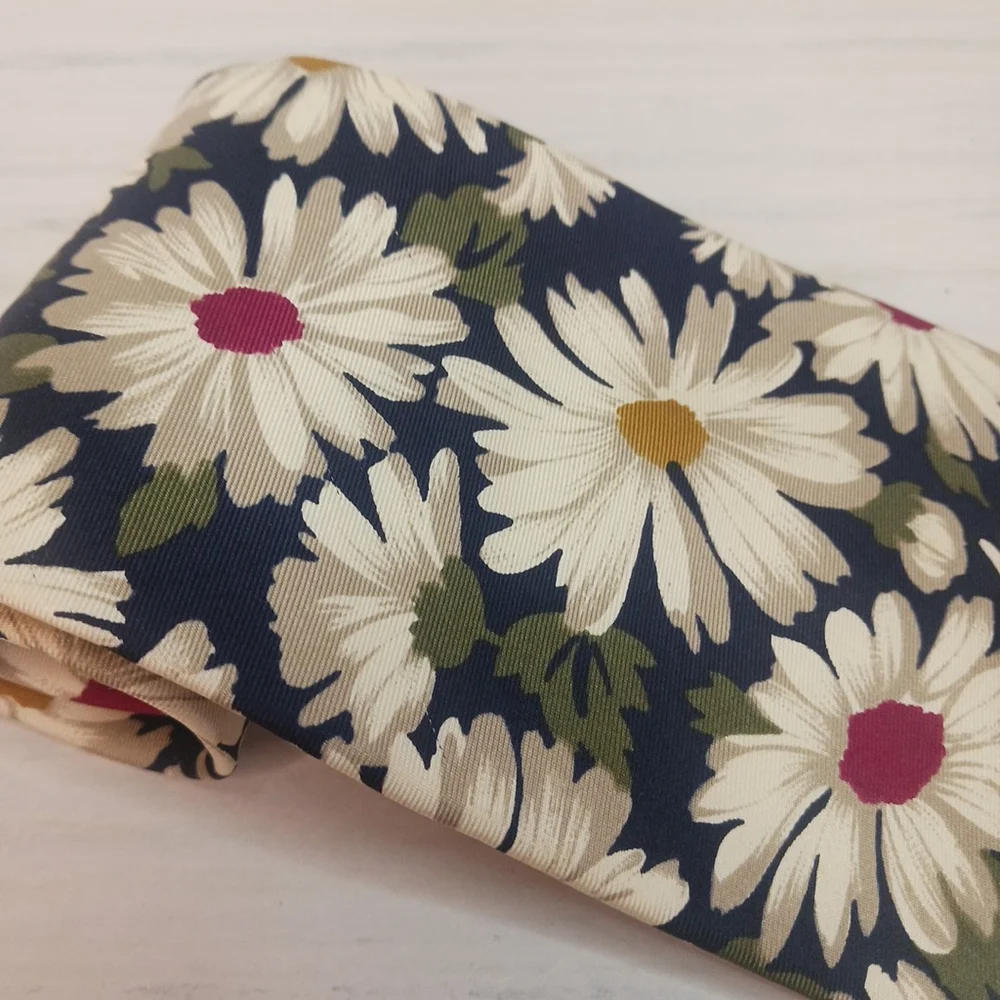 Vintage Daisy 417 Van Heusen Silk Necktie Mens Blue White Floral